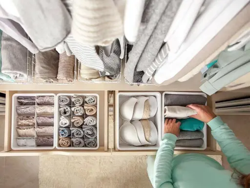 Organización de ropa interior y calcetines con el método Marie Kondo. Cajones ordenados con prendas dobladas verticalmente.