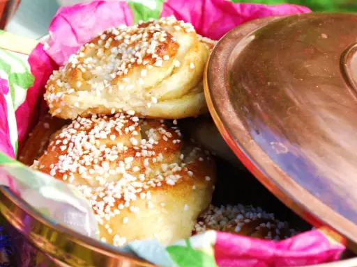 Nybakade vaniljbullar med pärlsocker i en fin burk, redo att avnjutas. Ett perfekt recept för fika.