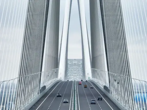 El puente Sutong, con sus imponentes pilares y cables, guía el tráfico a través de un paisaje urbano.