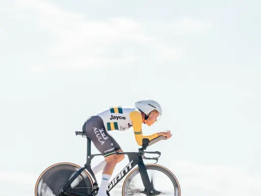 Luke Plapp in voller Fahrt auf seinem Zeitfahrrad, die aerodynamische Haltung perfektioniert.