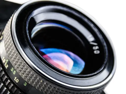 Obiektyw 35mm czy 50mm? Wybierz idealny dla Twojej fotografii