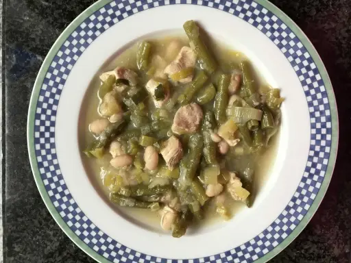 Herzhafter Bohneneintopf mit Fleischstücken und weißen Bohnen, ein tolles Rezept für kalte Tage.