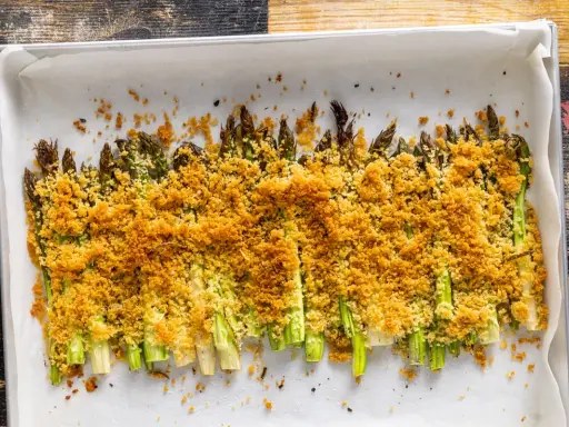 Asparagi al forno gratinati, croccanti e dorati, pronti per essere gustati.