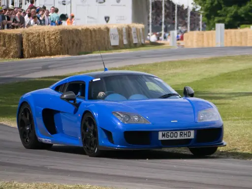 Ein blauer Noble M600 auf einer Rennstrecke. Der noble M600 preis ist hoch, aber die Leistung ist unübertroffen.