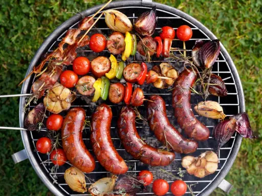 Kiełbaski, szaszłyki z boczkiem, warzywa i czosnek na grillu. Idealne pomysły, co na grilla tanio i smacznie!