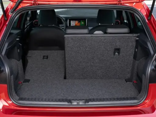 Maletero abierto de un Seat Ibiza rojo, mostrando su gran capacidad. Ideal para viajes, la capacidad maletero Seat Ibiza es sorprendente.