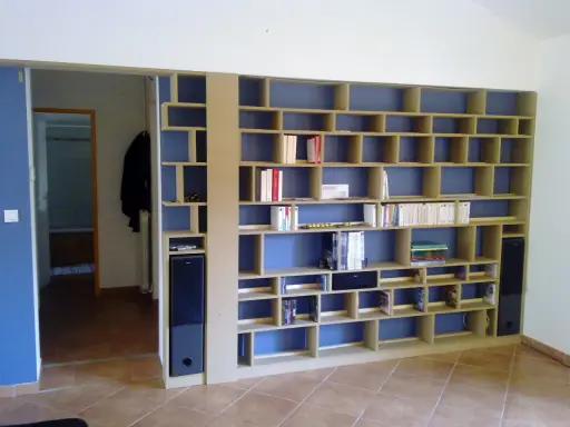 Bibliothèque modulable, un projet diy pour organiser livres et objets. Elle s'intègre parfaitement dans un salon.