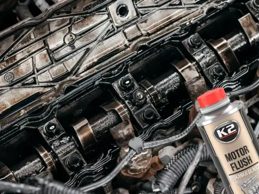 Brudny silnik czeka na czyszczenie. Płukanka silnika K2 Motor Flush pomoże usunąć osady i przywrócić mu blask.