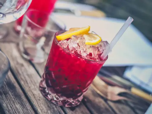 Czerwony drink z lodem i cytryną, z pewnością zawiera grenadynę. Co to jest? Syrop z granatów, idealny do koktajli.