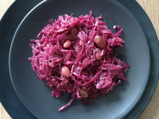Czerwona kapusta przepis babci. Aromatyczna, duszona z rodzynkami, idealna na obiad.