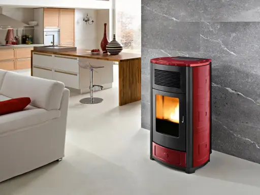 Estufa de pellets roja y negra en un salón moderno, mostrando las ventajas de la biomasa para un hogar cálido y sostenible.