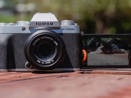 Fujifilm X-T200, una delle migliori mirrorless economiche, con obiettivo 35mm f/2. Schermo LCD inclinabile.