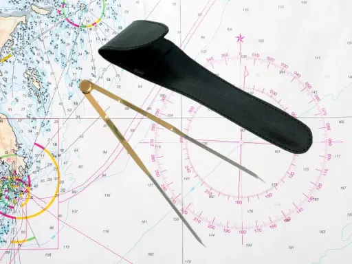 Compas de navigation sur une carte marine.