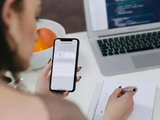 Czy fotograf przechowuje zdjęcia? RODO, umowa i Twój backup