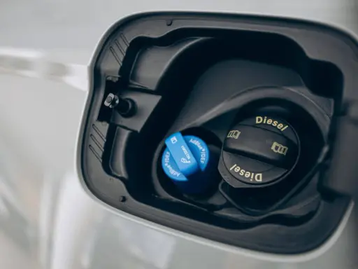 Tapa del depósito de AdBlue y diésel de un Peugeot 3008. Si tienes un problema depósito AdBlue Peugeot 3008, revisa estas tapas.