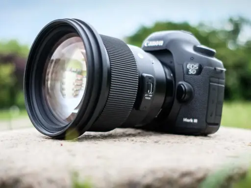 Profesjonalny aparat Canon EOS 5D Mark III z obiektywem, idealny do fotografii produktowej.