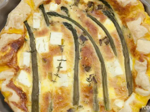Pyszny quiche ze szparagami i serem feta, z chrupiącym ciastem francuskim. Idealny na wiosenny obiad.