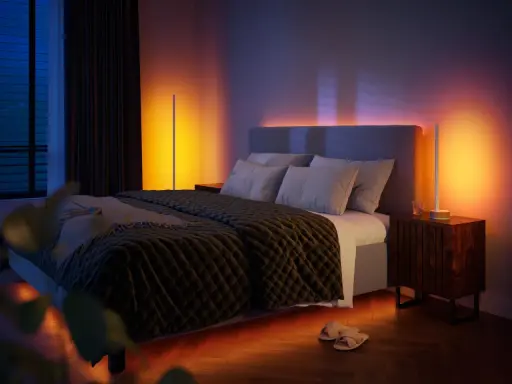Gemütliches Schlafzimmer mit indirektem Licht, das eine warme, einladende Atmosphäre schafft.