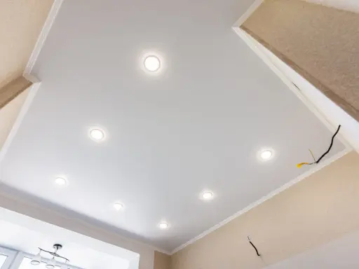 Moderne Spanndecke mit integrierten Spots. Informieren Sie sich über Spanndecke Kosten für Ihr Zuhause.