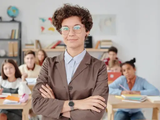 Nauczycielka w klasie, symbol nowoczesnego systemu edukacji w Szwecji. Uczniowie skupieni na lekcji.