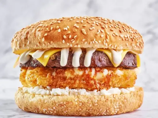 Pyszny burger drwala przepis: soczysty kotlet, chrupiące panierowane jajko, ser i biały sos na sezamowej bułce.