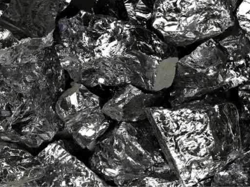 Gros plan sur des morceaux de silicium brut, brillant et anguleux. Ce matériau est essentiel pour de nombreux bienfaits technologiques et industriels.