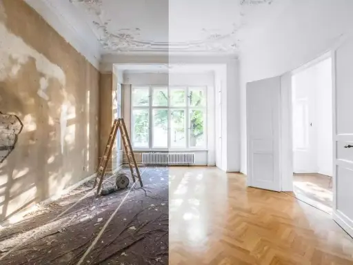 Vorher-Nachher-Vergleich eines Raumes: Links im Rohbau mit Leiter, rechts frisch renoviert mit modernem Putz innen und Parkettboden.