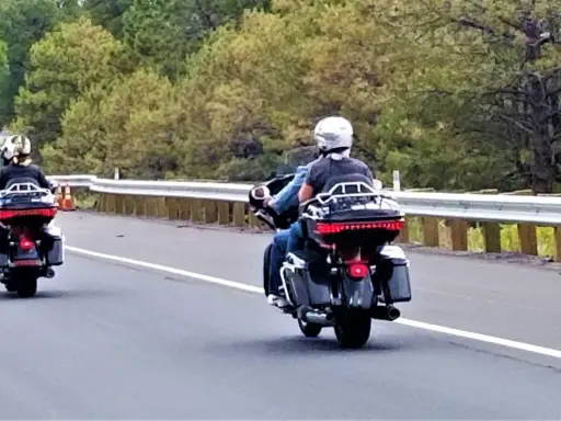 Trzech motocyklistów w kaskach jedzie drogą. Czy motocykl to pojazd samochodowy? To pytanie często zadawane przez pasjonatów dwóch kółek.