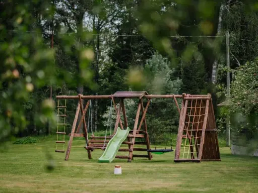 Jak zbudować bezpieczny małpi gaj w ogrodzie? Poradnik DIY