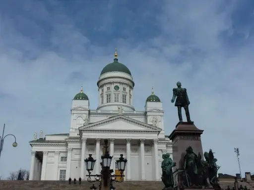 Pomnik cara Aleksandra II i biała katedra z zielonymi kopułami – to właśnie tu są Helsinki.