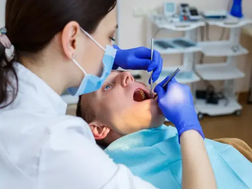 Pacjent u dentysty. Czy dentysta może wystawić L4? Zależy od stanu pacjenta i przepisów.