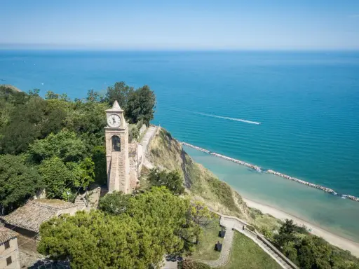 Torre dell'orologio a picco sul mare, un gioiello da scoprire a Fiorenzuola di Focara. Vista panoramica sull'Adriatico.