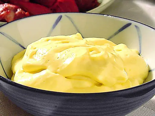Krämig aioli i en skål, perfekt för ditt nästa aioli recept.