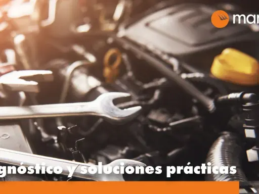Herramientas sobre un motor de coche. Si escuchas un ruido motor coche parado, es hora de una revisión.