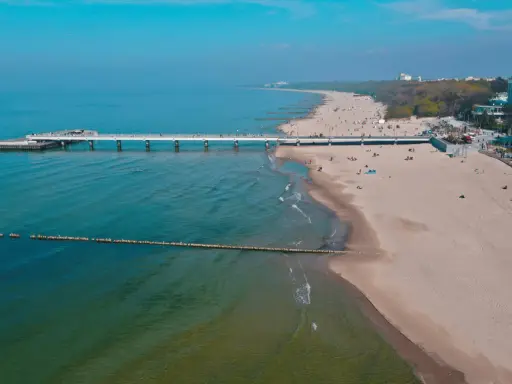 Kołobrzeg czy Świnoujście? Wybierz idealne wakacje dla siebie!
