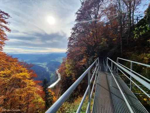 Metalowy taras widokowy na Trzy Korony w jesiennej odsłonie. Widok na dolinę Dunajca i Pieniny.