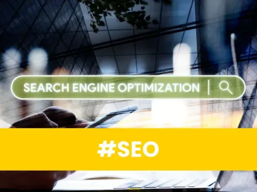 Ręce trzymające smartfon, na ekranie pasek wyszukiwania "SEARCH ENGINE OPTIMIZATION". #SEO to klucz do samodzielnego pozycjonowania.