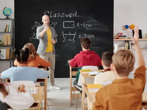 Nauczyciel tłumaczy matematykę, a uczeń podnosi rękę. Ciekawe, ile zarabia nauczyciel za taką pracę?