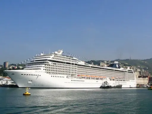 La MSC Musica attracca al terminal crociere di Genova, pronta per una nuova avventura.