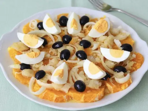 Un refrescante remojón granadino con naranja, bacalao desmigado, huevo duro, cebolla y aceitunas negras.