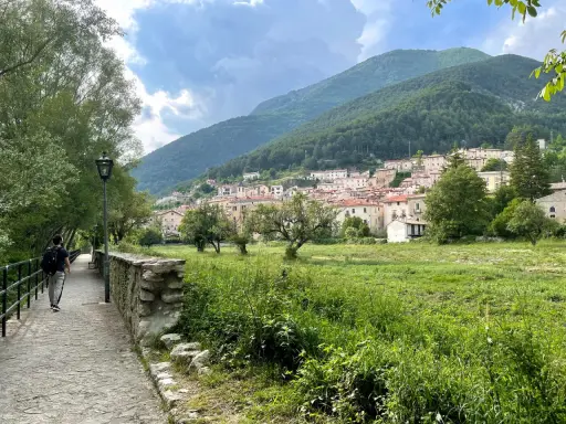Passeggiata verso il borgo di Villetta Barrea, tra prati verdi e case arroccate sul monte. Scopri cosa vedere a Villetta Barrea!