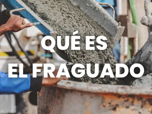 Hormigón fresco vertiéndose de una mezcladora. El proceso de fraguado del hormigón es crucial para la construcción.
