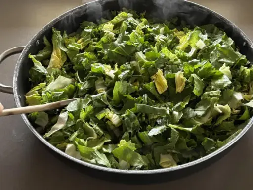Insalata di Cicoria: Ricette, Benefici e Come Eliminare l'Amaro