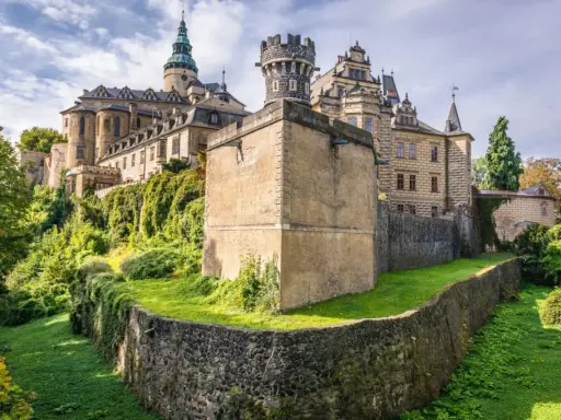 Zamek Frydlant, perła Czech, co warto zobaczyć blisko granicy. Majestatyczna budowla na wzgórzu, otoczona zielenią.