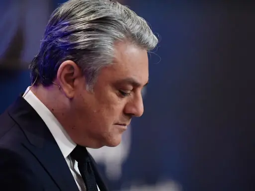 Luca de Meo, CEO de Renault, reflexiona con seriedad.