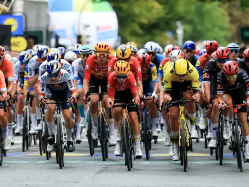 Radprofis kämpfen bei der Deutschlandtour live um den Sieg. Ein spannendes Rennen mit vielen Top-Fahrern in voller Aktion.