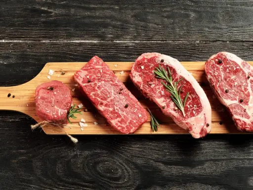 Filetes de res crudos, sazonados con sal y pimienta, listos para cocinar. ¿Cuál es la mejor carne del mundo?
