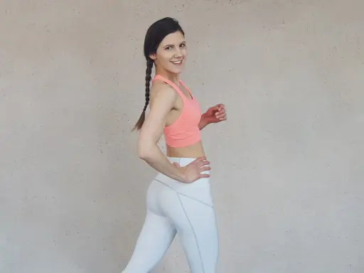 Frau in Sportkleidung, bereit für einen intensiven HIIT Workout Plan.