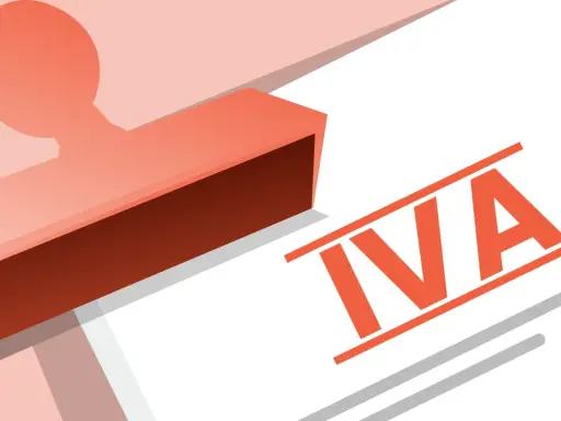 Sello rojo sobre papel blanco con la palabra "IVA" en naranja. El sello parece aprobar o registrar algo relacionado con el IVA.