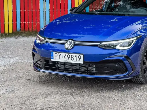 Niebieski Volkswagen z tablicą PY 49819, zapytanie "py co to za rejestracja" może dotyczyć właśnie tego numeru.